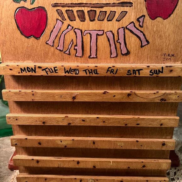 Vintage Wooden Perpetual Calendar Wall -Apples “Kathy” “Larry” without tiles 17” - Picture 2 of 10